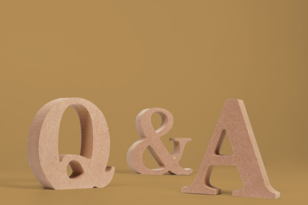「Q&A」と形取られた木製のオブジェ