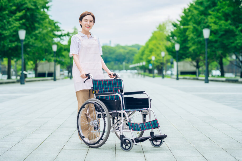 車椅子を運ぶ職員の女性