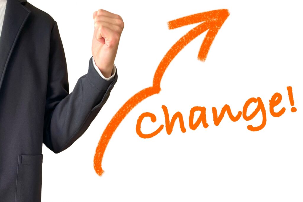 「Change！」の文字の隣でガッツポーズをしている男性